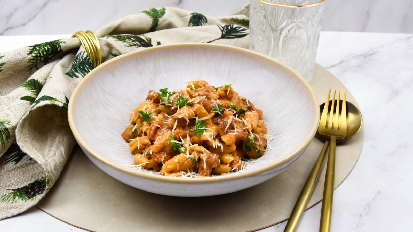 Pasta met venkelworstjes en guanciale in tomatensaus