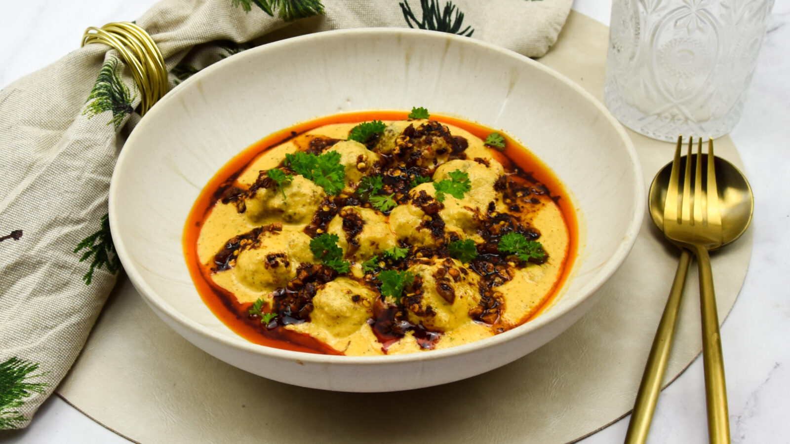 Spaanse gehaktballetjes in saffraan amandelsaus met Spaanse crispy chili oil