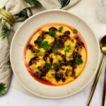 Spaanse gehaktballetjes in saffraan amandelsaus met Spaanse crispy chili oil