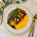 Sous vide bavette met zoete aardappelpuree, tomatenschuim, asperges en rode wijnsaus