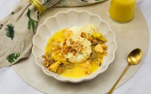 Witte chocolade panna cotta met honing en ananas