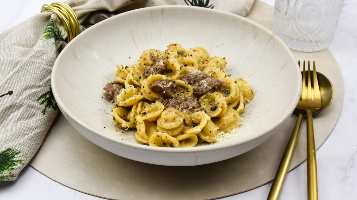 Pasta met ossenhaaspuntjes in peperroomsaus