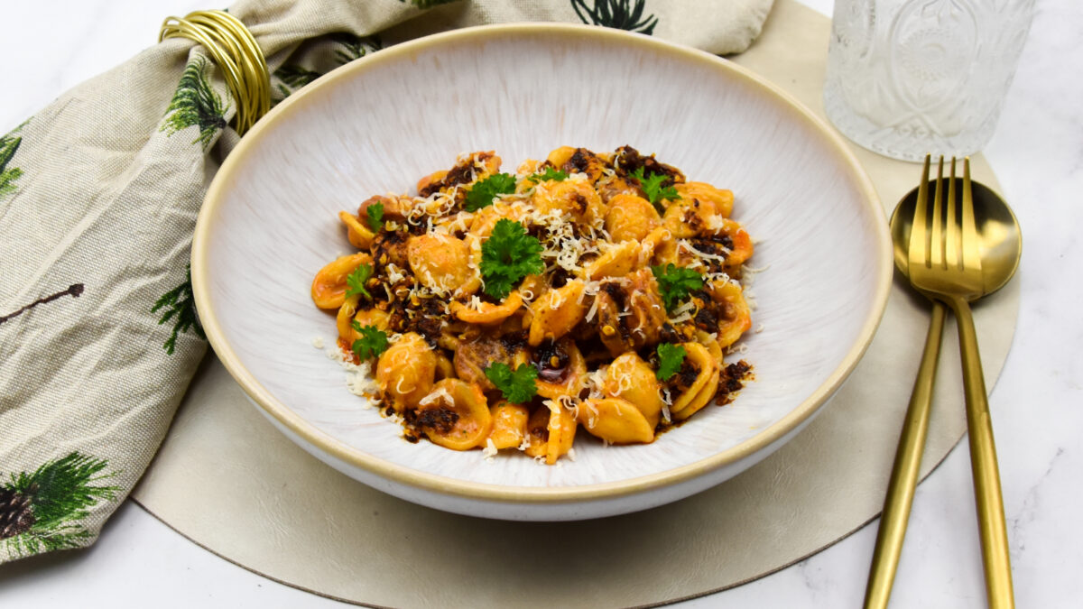 Pasta met chorizo en Spaanse crispy chili oil