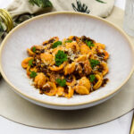 Pasta met chorizo en crispy chili oil Pasta met chorizo en Spaanse crispy chili oil