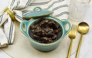 Wild zwijn stoofvlees met rode wijn en cacao