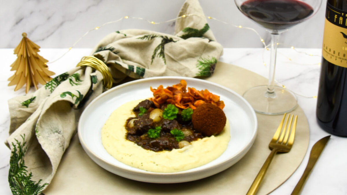 Wildzwijn stoofvlees met pastinaakpuree, wild bitterbal en wortelchips