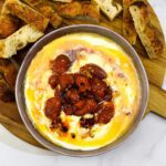 Focaccia met whipped feta, gekonfijte tomaatjes en crispy chili oil