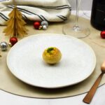 Pani Puri met gamba's, yoghurt en kerrieschuim