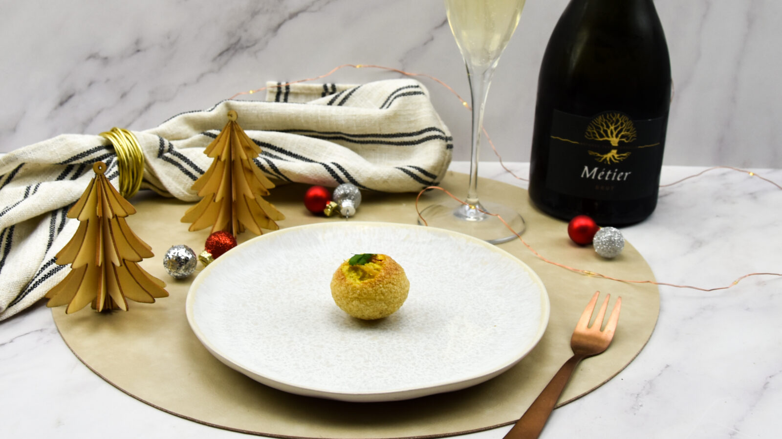 Pani Puri met gamba's, yoghurt en kerrieschuim