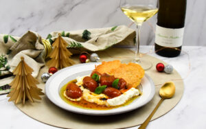 Opgeklopte ricotta met gekonfijte tomaatjes, hot honey en kaascrackers