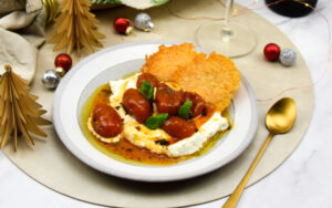 Opgeklopte ricotta met gekonfijte tomaatjes, hot honey en kaascrackers