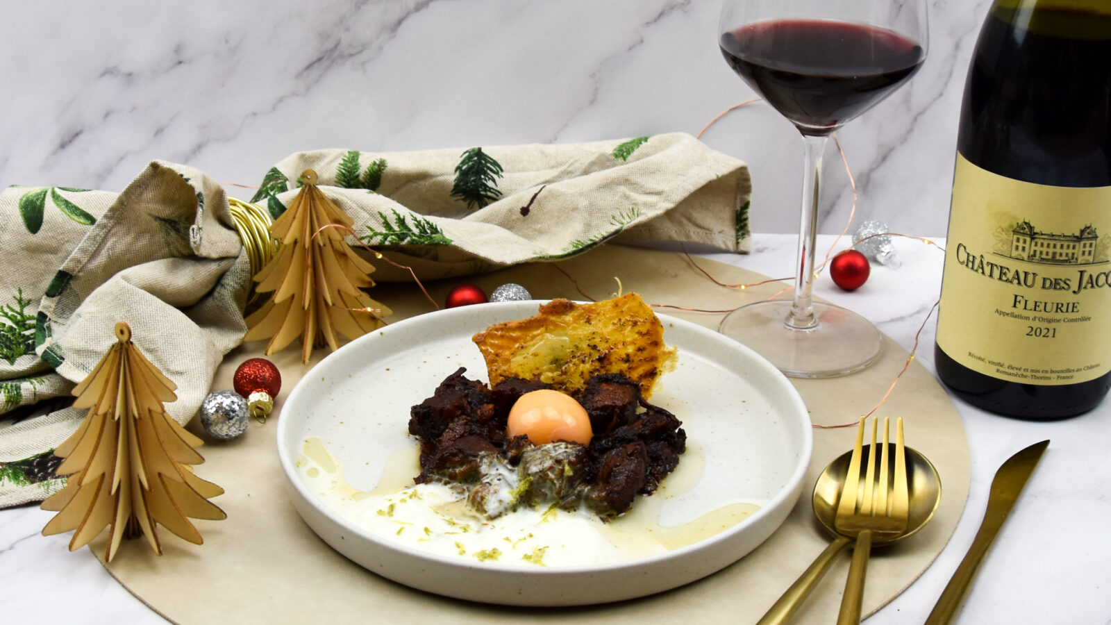 Vietnamese varkensbuik met ingevroren eidooier, krokante kippenhuid en schuim van sereh