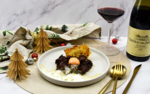 Vietnamese varkensbuik met ingevroren eidooier, krokante kippenhuid en schuim van sereh