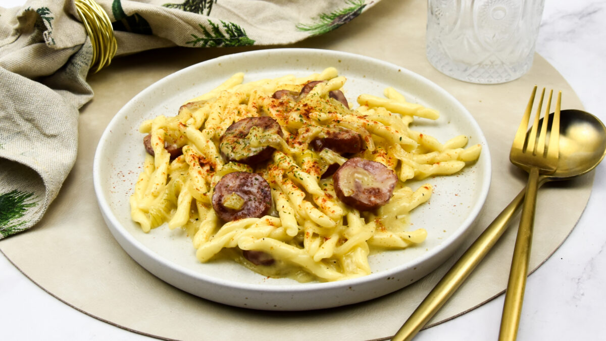 Kaasfondue pasta met Poolste worst