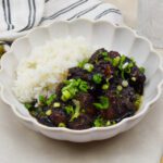 Varkensbuik in sake-karamelsaus