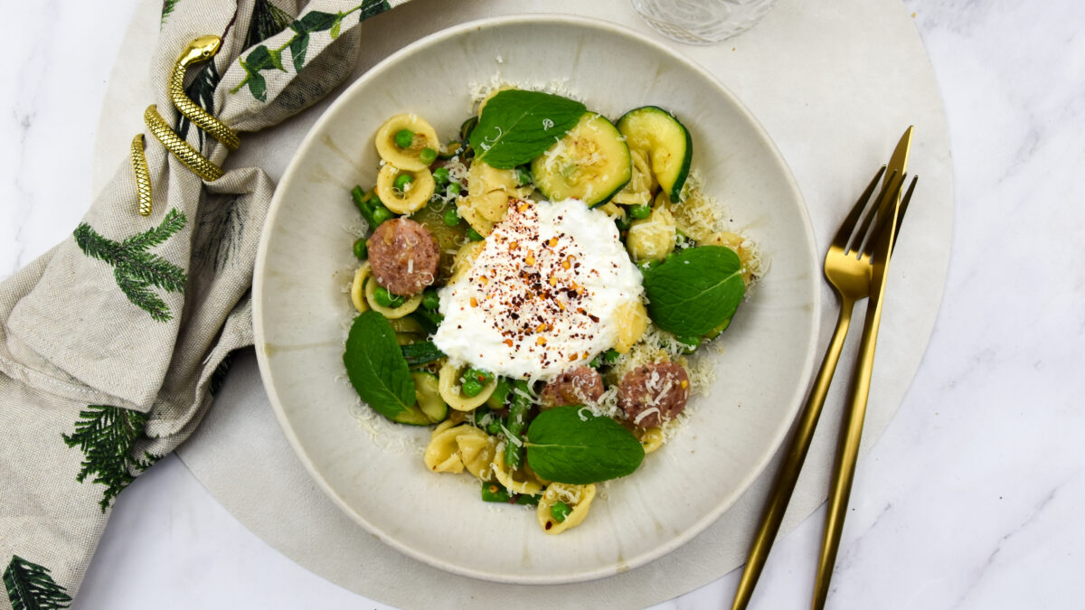 Orecchiette met courgette, erwtjes, munt, worstjes en burrata