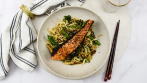 Teriyaki zalm met groenten en noedels