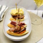 Pintxos met romescosaus en iberico secreto Pintxos met romescosaus en iberico secreto