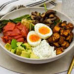 Buddha bowl met wilde gerookte zalm, zoete aardappel en asperges