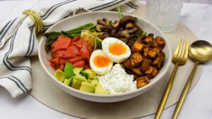 Buddha bowl met wilde gerookte zalm, zoete aardappel en asperges