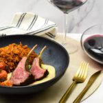 Jollof met aubergine puree, lamskoteletjes en geroosterde tomaatjes