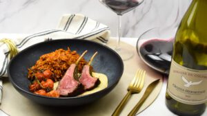 Jollof met aubergine puree, lamskoteletjes en geroosterde tomaatjes