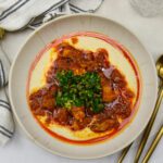 Mediterraanse varkensbuik met cannellinibonen puree en gremolata