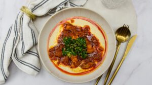 Mediterraanse varkensbuik met cannellinibonen puree en gremolata
