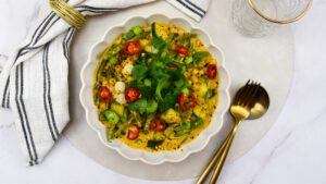 Gele kikkererwtencurry met boontjes en courgette