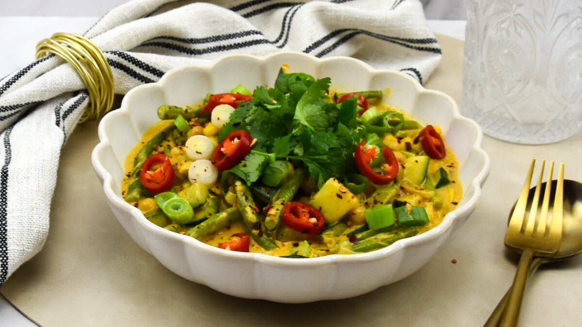Gele kikkererwtencurry met boontjes en courgette