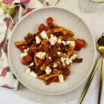 Pasta met Griekse worstjes en feta