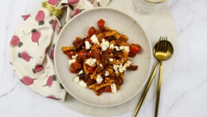 Pasta met Griekse worstjes en feta