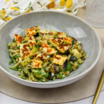 Orzo met courgette, halloumi en cannellinibonen