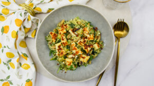 Orzo met courgette, halloumi en cannellinibonen