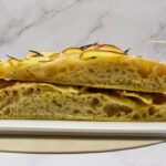 Focaccia met aardappel en rozemarijn