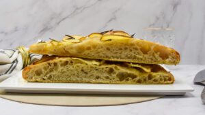 Focaccia met aardappel en rozemarijn