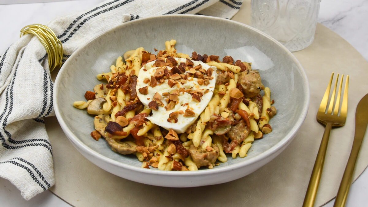 Pasta met truffelworstjes, paddenstoelen, zongedroogde tomaatjes en burrata