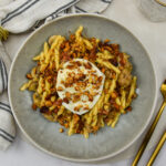 Pasta met truffelworstjes, paddenstoelen, zongedroogde tomaatjes en burrata