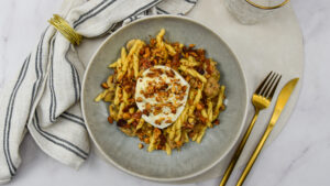 Pasta met truffelworstjes, paddenstoelen, zongedroogde tomaatjes en burrata