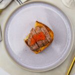 Brioche met secreto presa en zalmeitjes