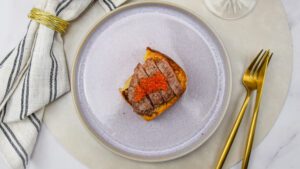 Brioche met secreto presa en zalmeitjes