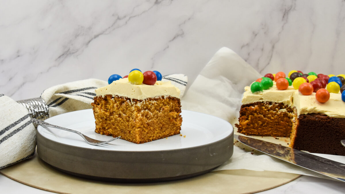 Karamelcake met karamel M&M's en karamel botercrème