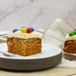 Karamelcake met karamel M&M's en karamel botercrème