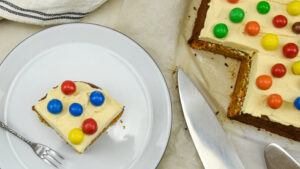 Karamelcake met karamel M&M's en karamel botercrème