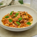 Kempisch gezouten speklapjes met limabonen in Italiaanse tomatensaus