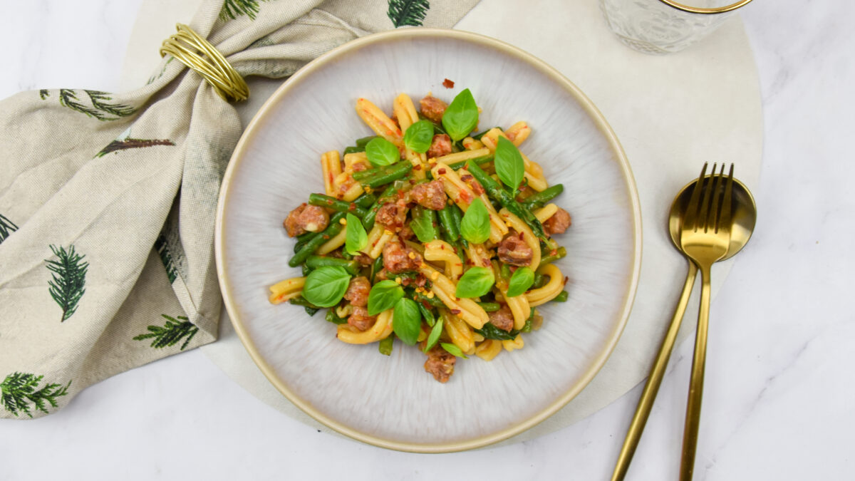 Pasta met haricot verts, salsicce en basilicum