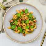 Pasta met haricot verts, salsicce en basilicum