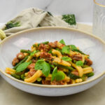Pasta met haricot verts, salsicce en basilicum