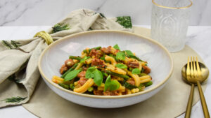 Pasta met haricot verts, salsicce en basilicum