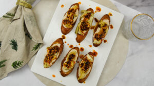 Crostini met witte bonenspread, artisjok en Italiaanse crispy chili oil